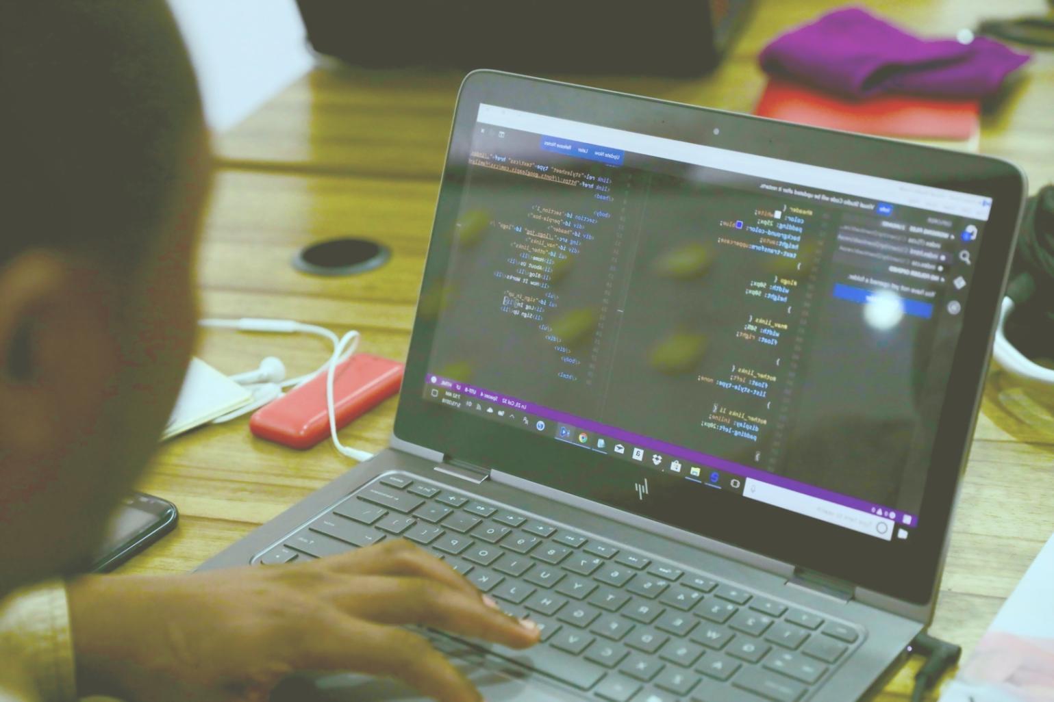 Estudantes aprendendo desenvolvimento de eventos sazonais