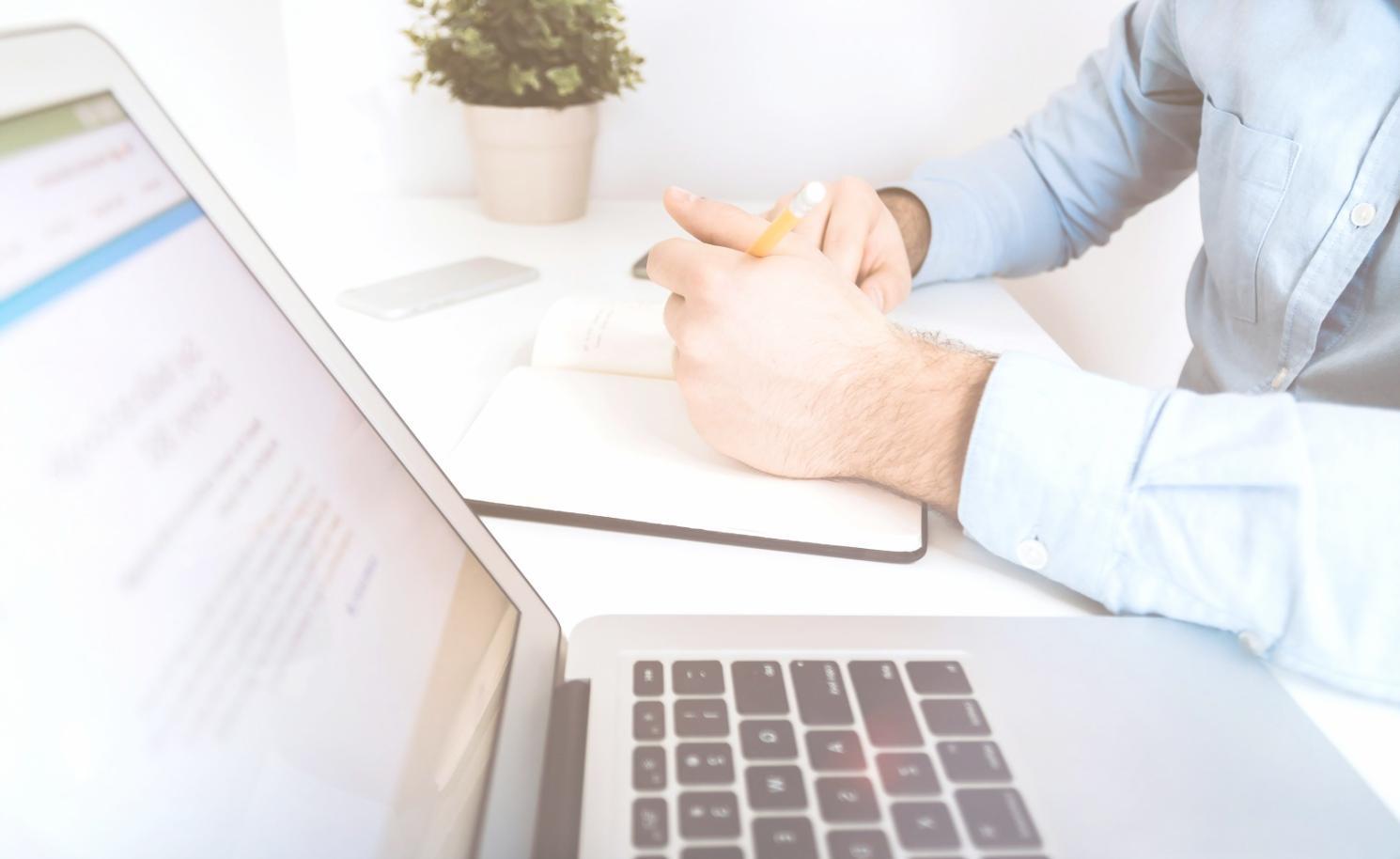 Estudantes trabalhando em análise de métricas de jogos